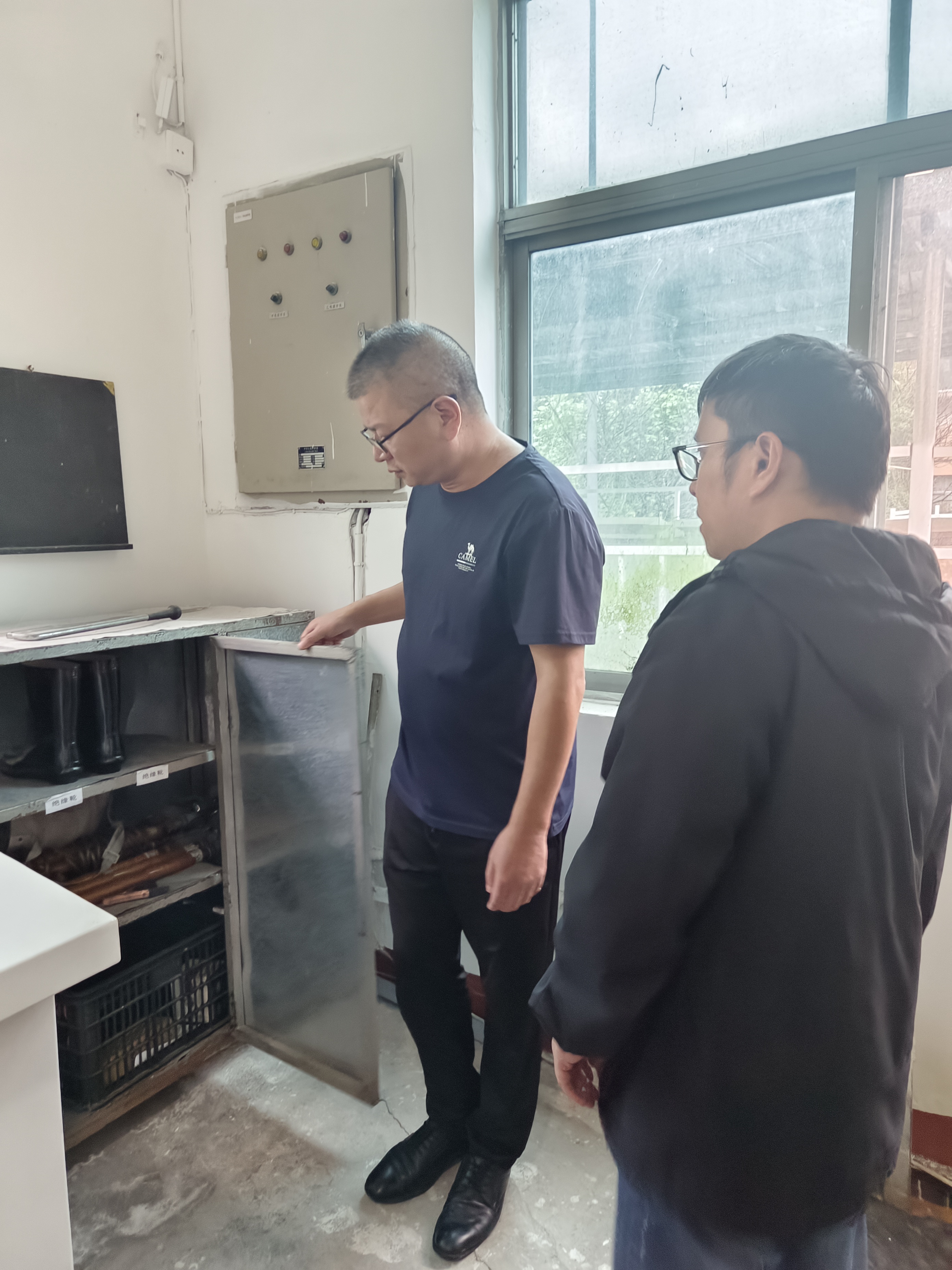 2024.10.31審核人員在配電房現場查看工具箱 陳智慧攝.jpeg